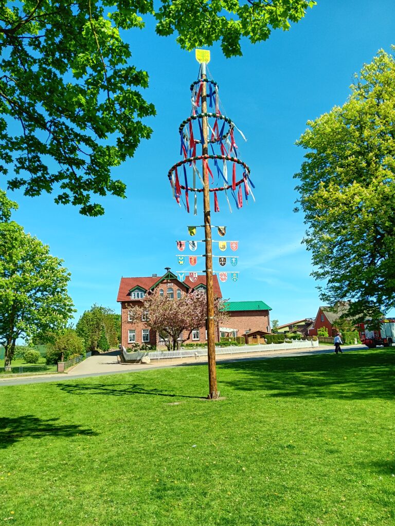 Maibaumaufstellen und Verleihung des Hoisdorfer Kinder- und Jugendpreises